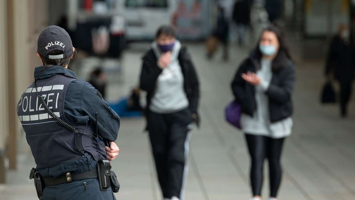 Maske, Abstand und Quarantäne: Polizei und Ordnungsamt kontrollieren verstärkt Corona-Regeln