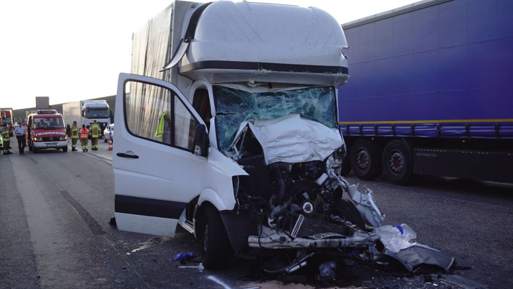 Nach tödlichem Unfall auf A6 bei Heilbronn: Lkw-Fahrer bespuckt und beleidigt in Rettungsgasse Einsatzkräfte