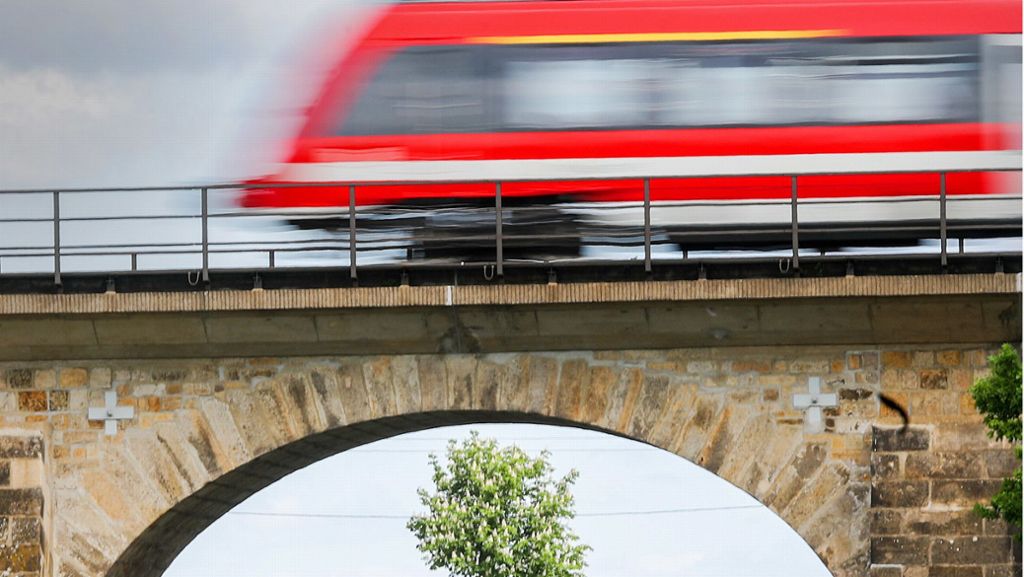 Sanierungsstau: Marode Bahnbrücken trüben Pofallas Bilanz
