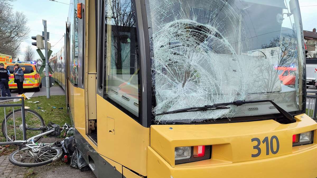 Karlsruhe: Radfahrer gerät unter Straßenbahn  - schwer verletzt