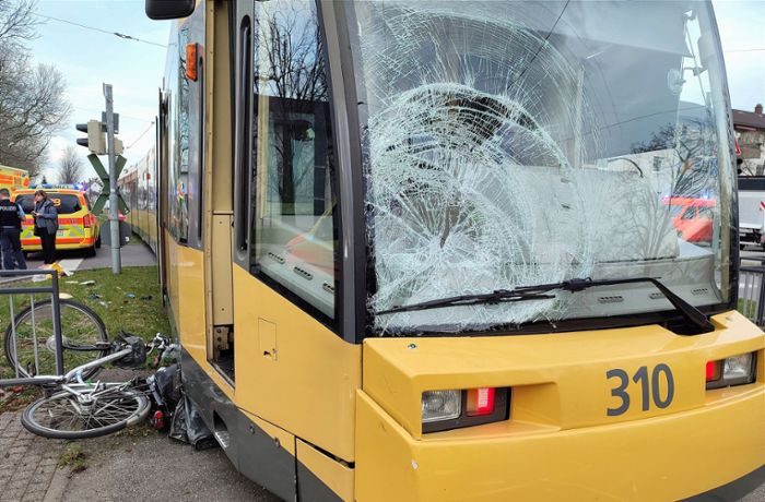 Radfahrer gerät unter Straßenbahn  - schwer verletzt