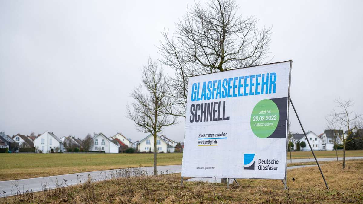  Landkreis und Kommunen setzen beim Glasfaserausbau auf den Wettbewerb zwischen der Telekom und der Deutschen Glasfaser. Nach dem Motto „Konkurrenz belebt das Geschäft“ wirbt der Newcomer vielerorts mit großen Plakaten um Kunden und Anschlüsse. 