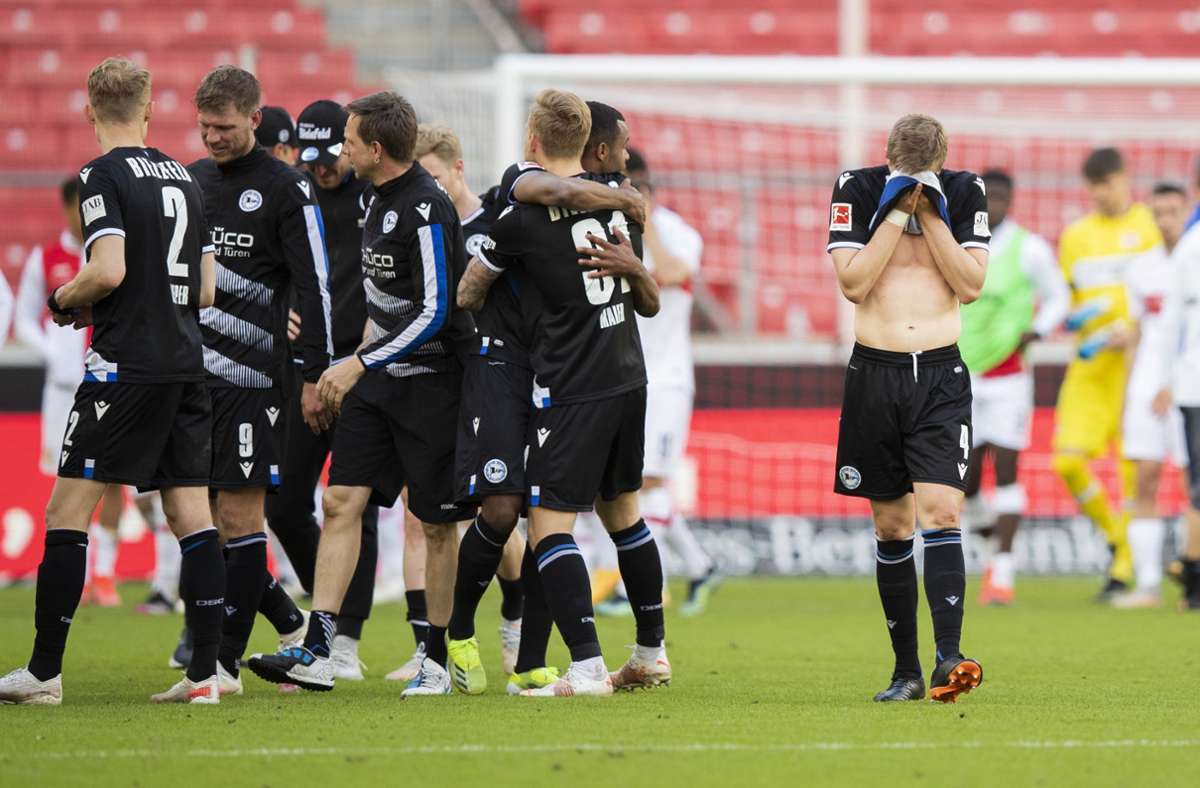 Emotionen bei den Spielern von Arminia Bielefeld nach dem Sieg beim VfB Stuttgart. Foto: dpa/Tom Weller