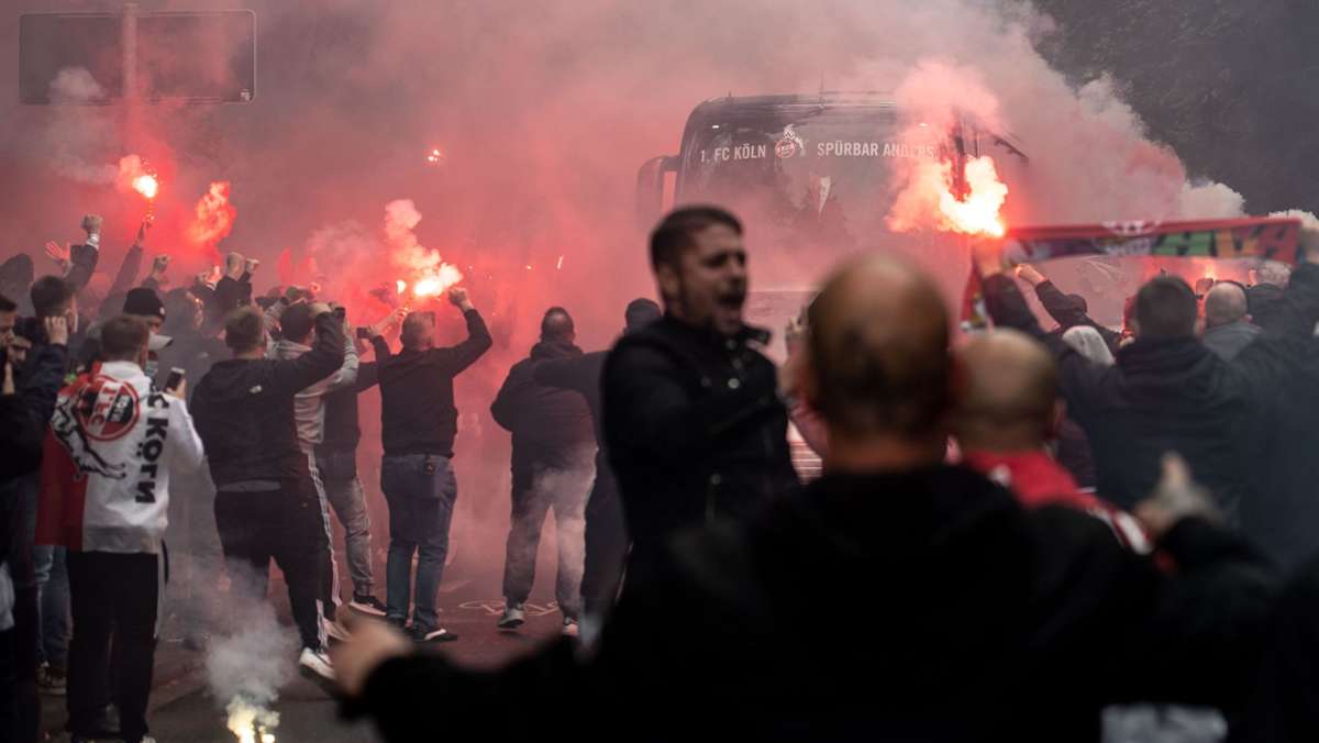 Großeinsatz der Polizei in Köln: Pyrotechnik vor Spiel des 1. FC Köln gegen Schalke gezündet