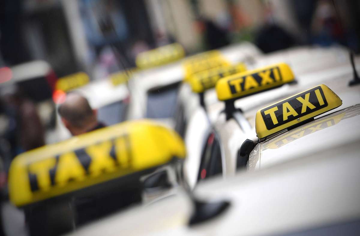 Der Taxifahrer verdiente nicht schlecht an der Fahrt. (Symbolbild) Foto: imago images/Sven Simon/Frank Hoermann