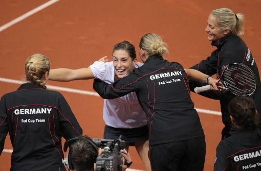 „Das war der emotionalste Moment des Jahres 2011“, sagt Andrea Petkovic (in Weiß), die im Frühjahr in Stuttgart den Erfolg im Fedcup über die USA bejubelt. Foto: Pressefoto Baumann