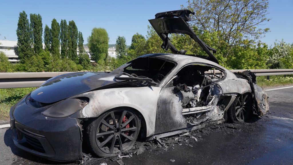 B10 bei Stuttgart-Wangen: 27-Jähriger rettet sich aus brennendem Porsche – immenser Schaden