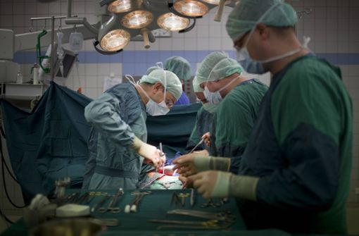 Nierenoperation in einem Krankenhaus: Über die private Krankenversicherung werden ärztliche Behandlungen und vieles mehr bezahlt. Foto: imago/photothek/Ute Grabowsky