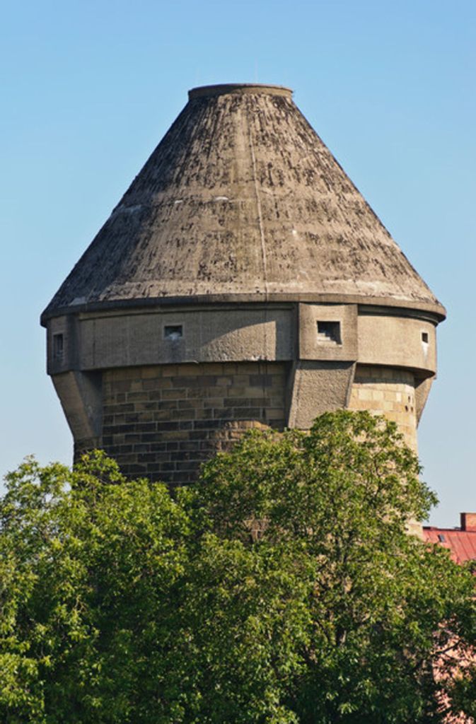 Massiv und schwer wirkt der Turm, der dicke Beton bot Schutz vor den Bomben des Weltkriegs.
