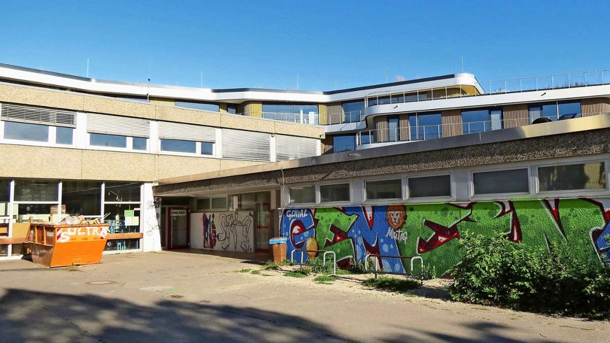  Die Gotthard-Müller Schule in Bernhausen wird bald platt gemacht. Vorher wird dort jedoch der Ernstfall geprobt: von Polizei, Feuerwehr und Rettungshunden. 
