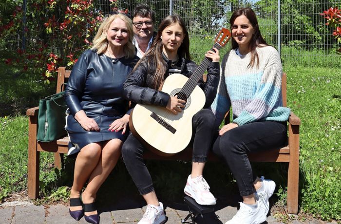 Stuttgarter Verein: Kinderglückswerk spendet Gitarre  an ukrainisches Mädchen