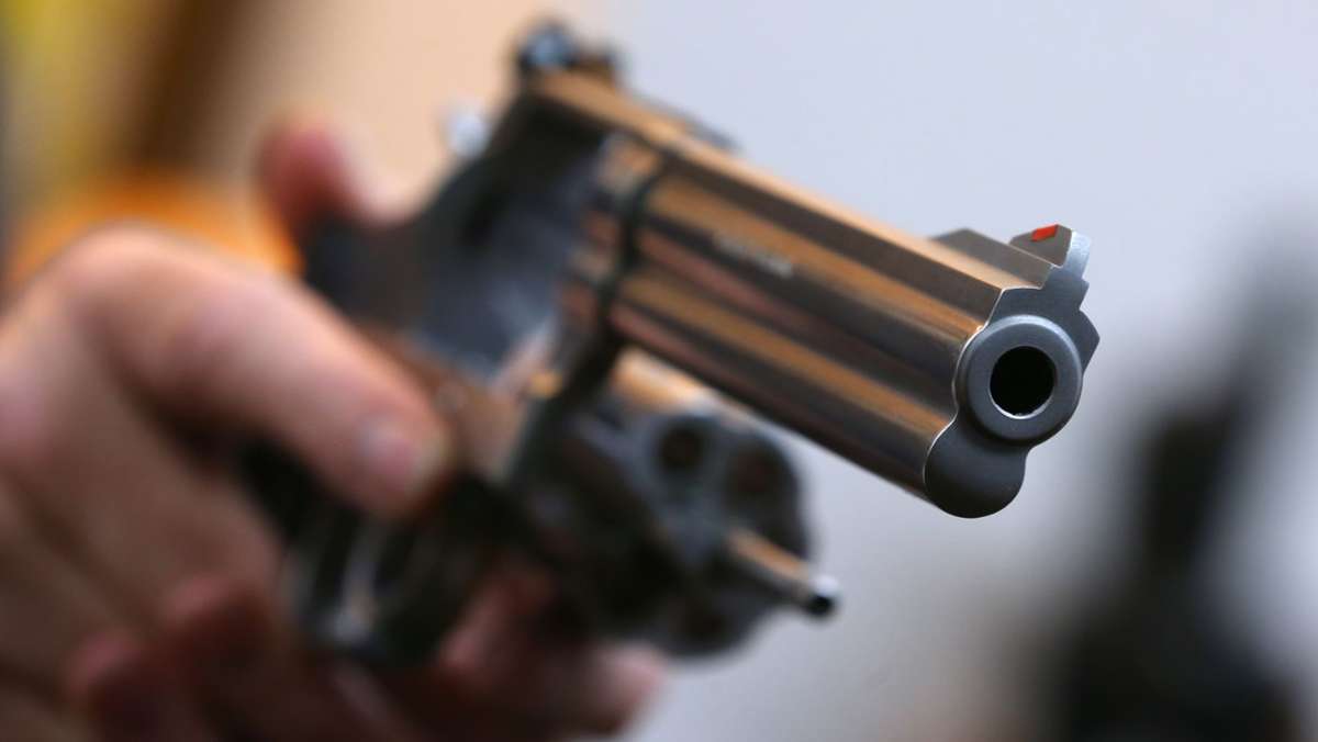 Ostfildern: Unbekannter bedroht Kassiererin mit Pistole und stiehlt  Geld
