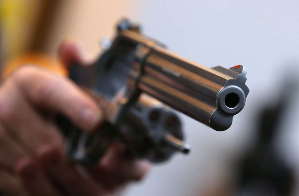 Der Täter bedrohte die Angestellte mit einer Pistole (Symbolbild). Foto: dpa/Karl-Josef Hildenbrand