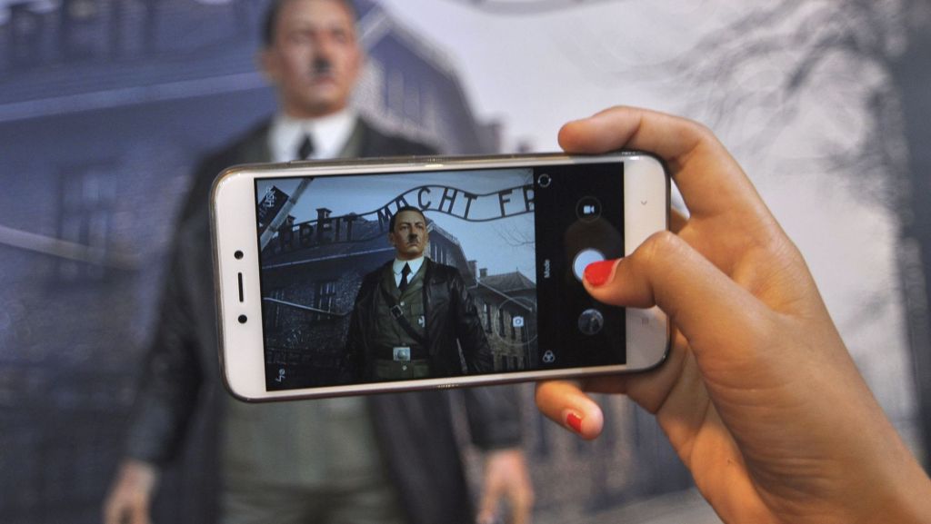  Keine Selfies mehr mit einer Wachsfigur von Adolf Hitler: Nach Protesten hat ein indonesisches Museum eine nachempfundene Hitler-Figur vor einem Bild des Vernichtungslagers Auschwitz entfernt. 