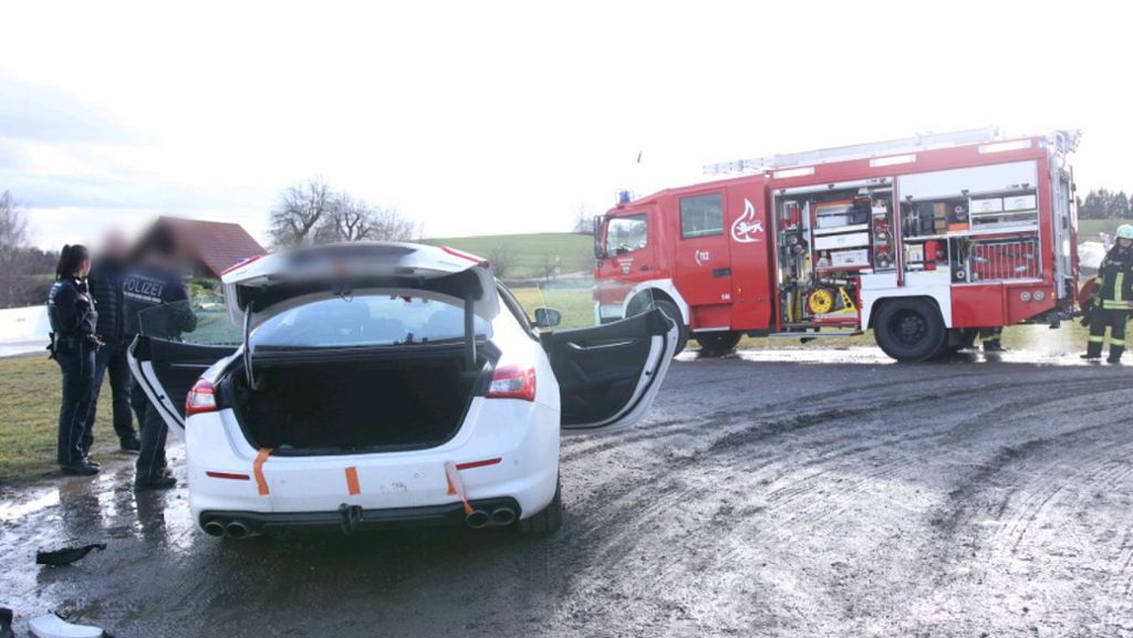 Ein teurer Testwagen der Marke Maserati ist am Rudersberger Rettichkreisel in Brand geraten. Das Feuer war im Kofferraum ausgebrochen. Die Feuerwehr konnte die Flammen löschen. 