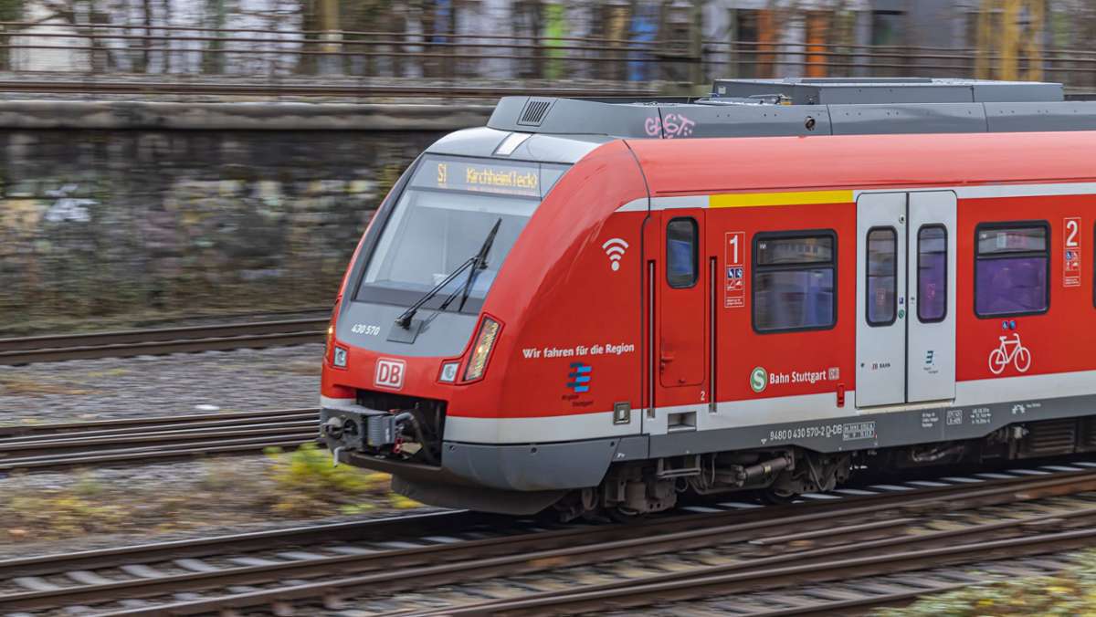 S-Bahn Richtung Kirchheim: Mann ohne Fahrschein greift Bahnmitarbeiter an