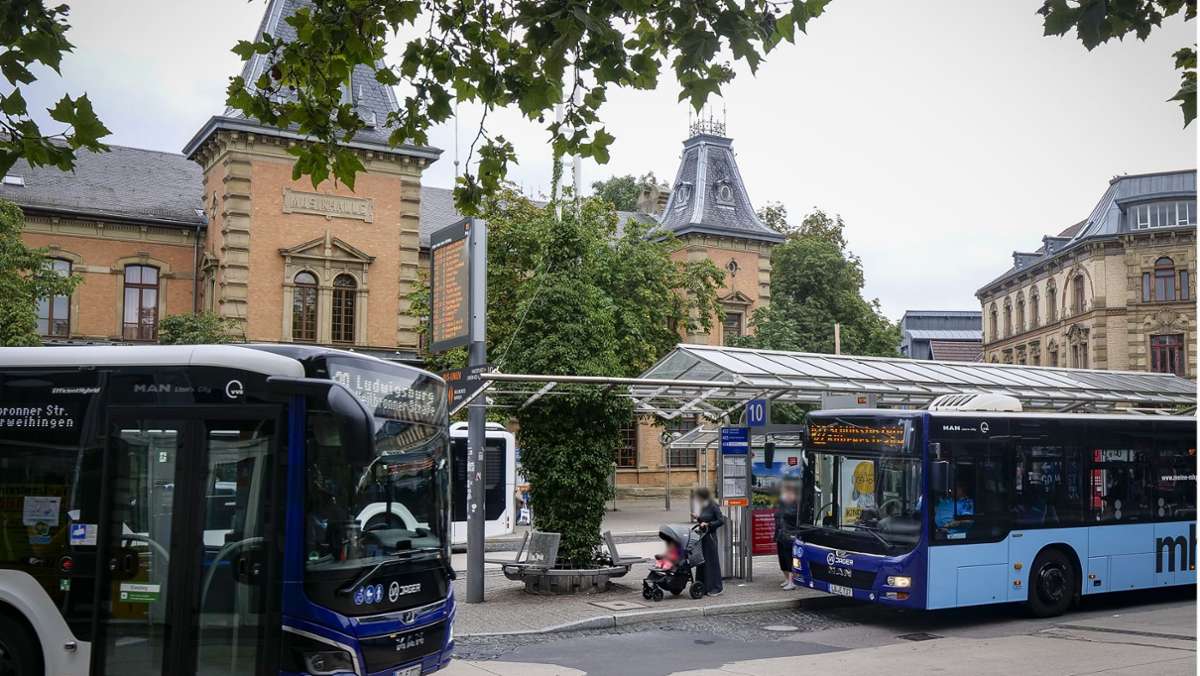  Eine Frau steigt in Ludwigsburg in einen Bus und bemerkt sofort einen Mann, der onaniert. Die Kriminalpolizei ermittelt nun in dem Fall und sucht Zeugen. 