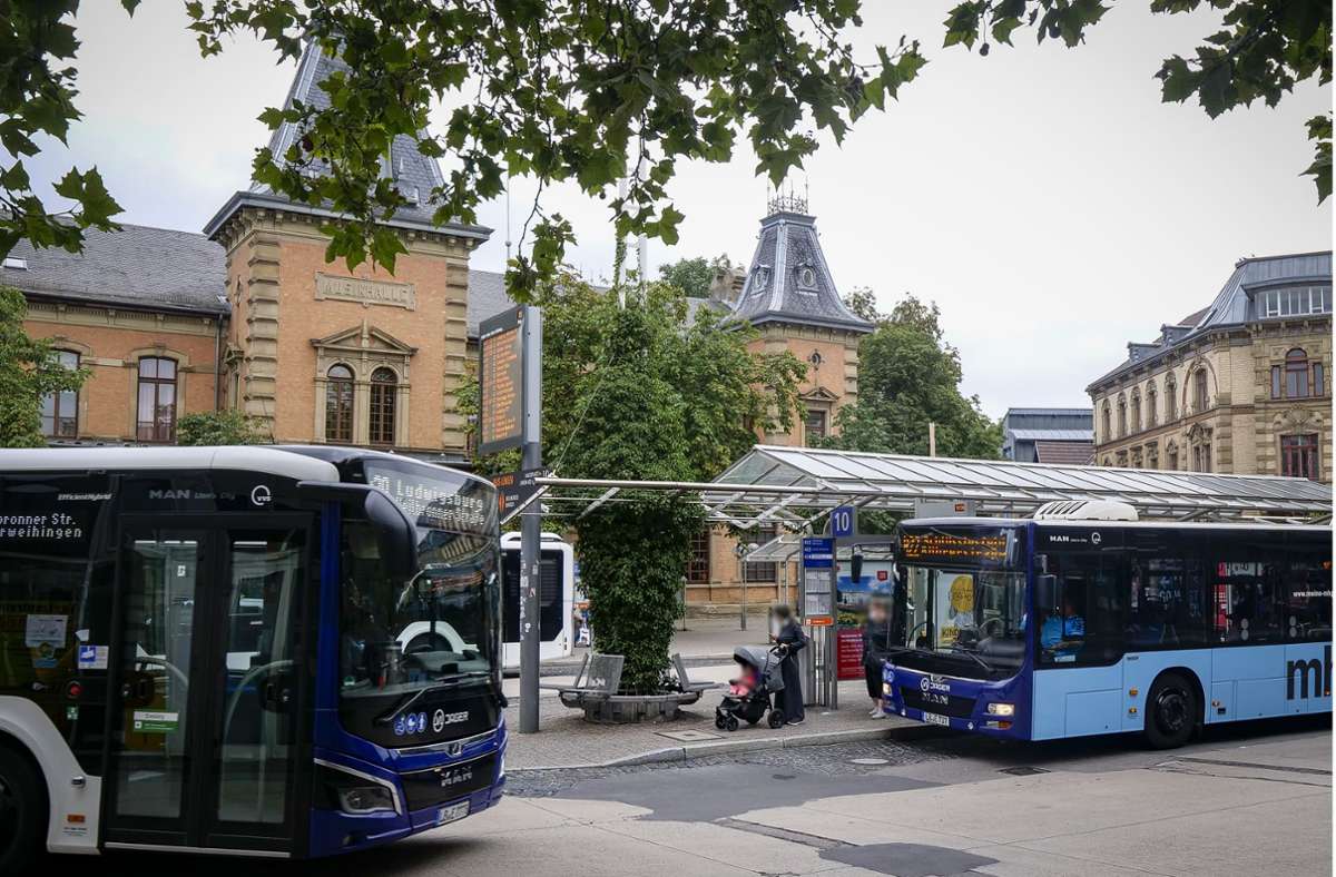 Die Polizei sucht nach einem Vorfall in einem Bus in Ludwigsburg Zeugen (Symbolbild). Foto: Simon Granville/Simon Granville