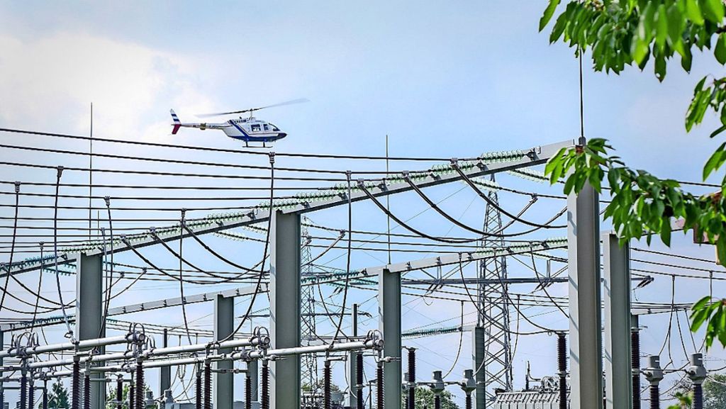 Hubschrauberpiloten kontrollieren Stromnetz: Hochspannung aus der Vogelperspektive