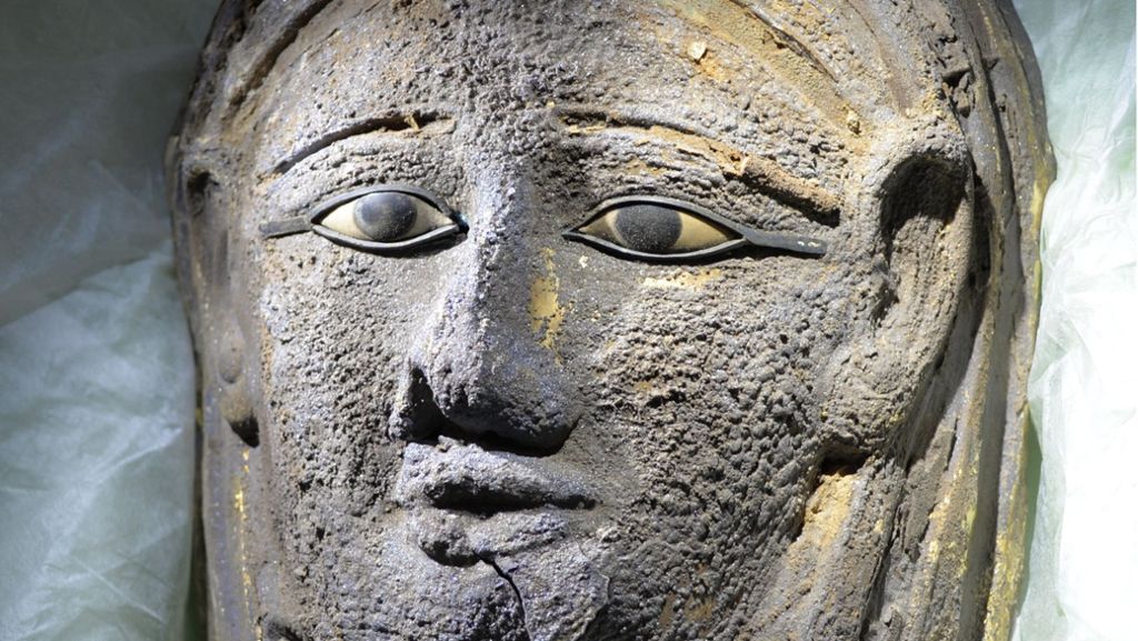  Eine echte Sensation entdecken Forscher der Universität Tübingen bei Ausgrabungen in Ägypten: die vergoldete Mumienmaske eines Priesters – eine Seltenheit. 
