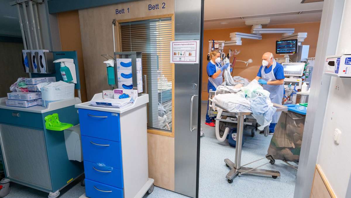  Die vierte Coronawelle hat Baden-Württemberg voll erfasst – viele Intensivstationen sind derzeit am Limit. Pflegekräften soll bald eine erneute Prämie gezahlt werden. 