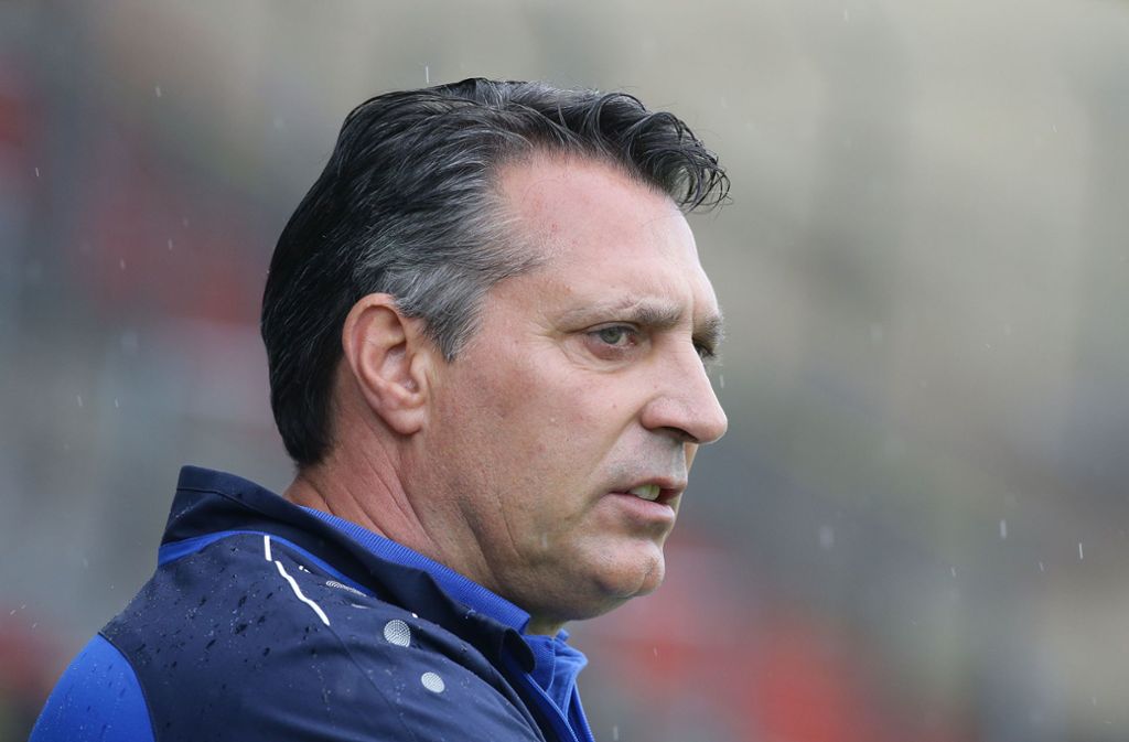 Alois Schwartz (Karlsruher SC) – Der 52 Jahre alte Nürtinger ist seit 2017 Cheftrainer beim KSC. In der Saison 2017/18 noch in der Relegation gescheitert, gelang in dieser Spielzeit der Aufstieg. Schwartz begann seine Profikarriere bei den Stuttgarter Kickers (1985 – 1993), mit denen er 1988 und 1991 in die Bundesliga aufstieg. Für die „Blauen“ bestritt der Mittelfeldspieler 169 Spiele und erzielte zwölf Tore. 1993 wechselte Schwartz zum MSV Duisburg, wo er 34 Erstligaspiele absolvierte. Danach spielte er jeweils ein Jahr bei Rot-Weiss Essen, dem SV Waldhof Mannheim und dem FC 08 Homburg. Von 1998 bis 2002 war er beim SC Pfullendorf, bevor er seine aktive Karriere in Österreich beim FC Hard, damals in der Regionalliga West, ausklingen ließ. Vor seinem Engagement beim KSC trainierte Schwartz Rot-Weiß Erfurt, Wormatia Worms, den 1. FC Kaiserslautern II, den SV Sandhausen (2013 – 2016) und den 1. FC Nürnberg (2016 – 2017).