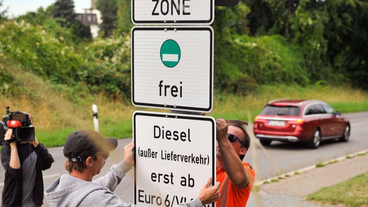  Die Einhaltung des Stickstoffdioxid-Grenzwerts in Stuttgart scheint dauerhaft möglich. Umwelthilfe klagt auf bundesweites Tempolimit. 