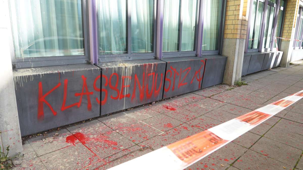 Stuttgart-Mitte: Farbanschlag auf Amtsgericht – Polizei sucht Zeugen