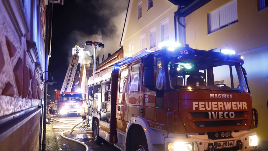 Feuerwehreinsatz im Rems-Murr-Kreis: Hoher Sachschaden bei Dachstuhlbrand in Murrhardt