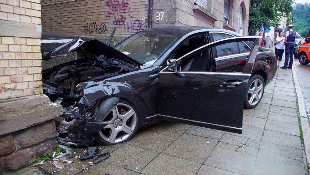 Unfall in Stuttgart-Süd: Mercedes prallt in Innenstadt gegen Hauswand – Fahrer schwer verletzt