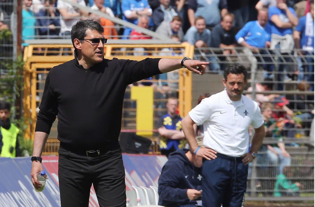 Trainer Massimo Morales (li.) führte die Stuttgarter Kickers 2013 zum Drittliga-Klassenverbleib – in einem an Spannung nicht zu überbietenden Abstiegsfinale beim SV Darmstadt 98, mit Ex-Kickers-Coach Dirk Schuster.