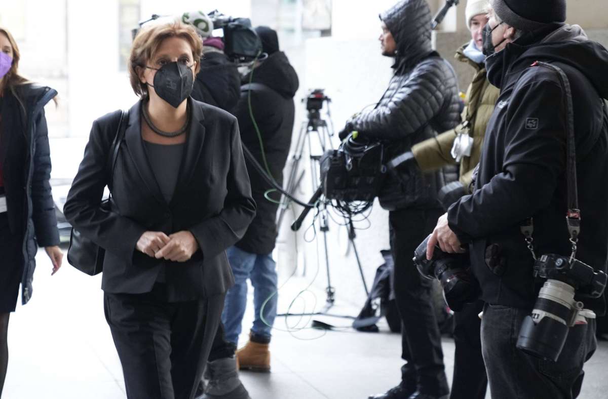 Britta Ernst, die Ehefrau des neuen Kanzlers Olaf Scholz, geht zur Kanzlerwahl ihres Mannes in den Bundestag. Foto: imago images/Political-Moments