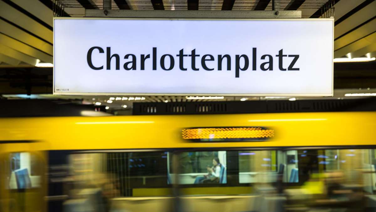  Sie hantierten mit Spielzeugpistolen und zielten auf Menschen: Mehrere Jugendliche haben am Freitagnachmittag einen Polizeieinsatz am Stuttgarter Charlottenplatz ausgelöst. 