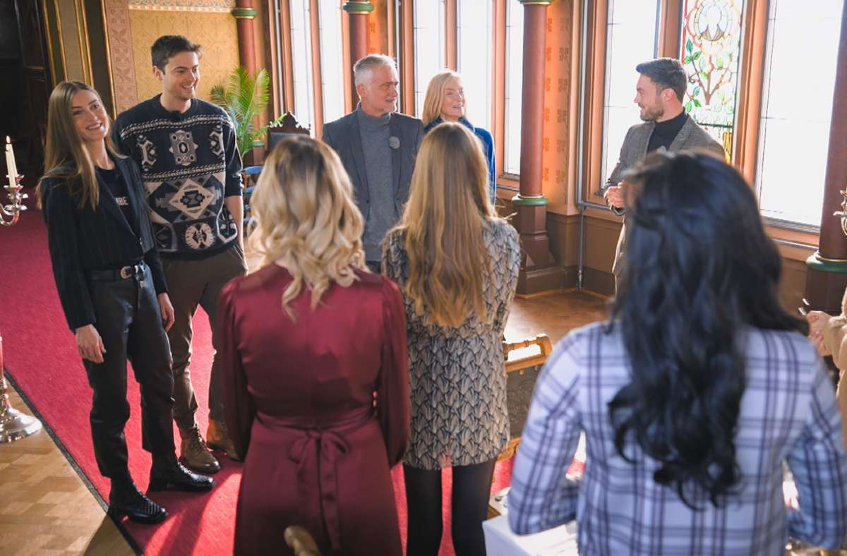 In der vorletzten Folge der elften Bachelor-Staffel lernen die Kandidatinnen Nikos Eltern und seine Geschwister kennen. Foto: RTL/TVNOW