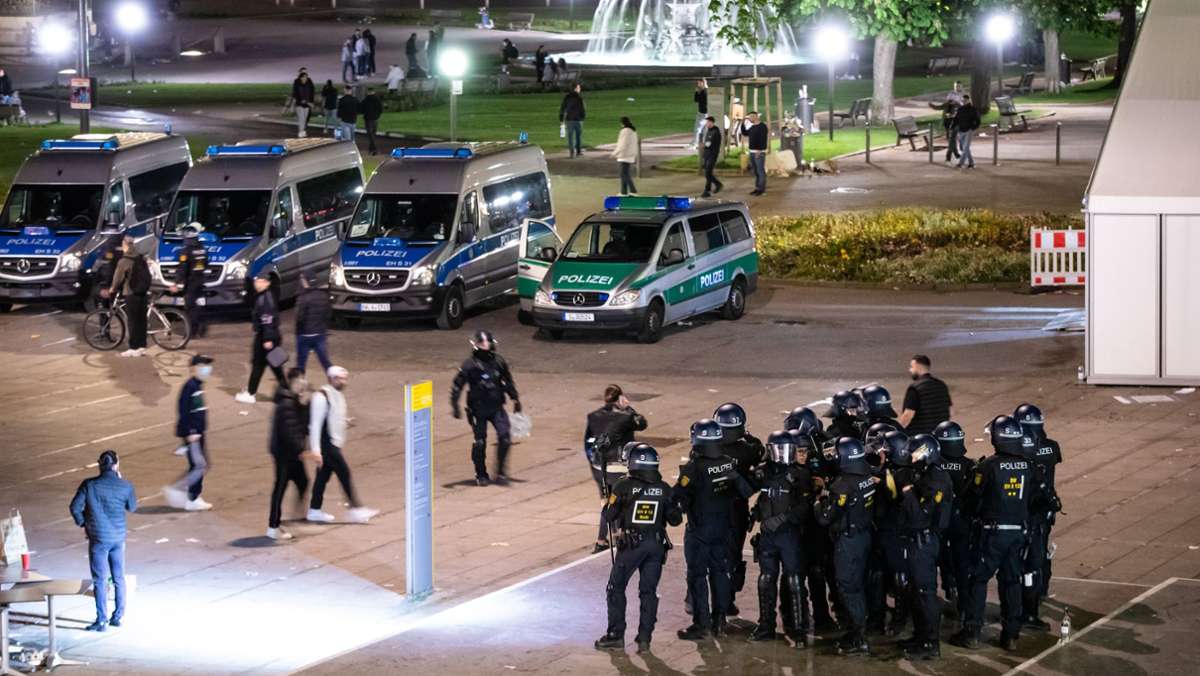 Auseinandersetzungen in Stuttgarter Innenstadt: Nach Pfeifkonzerten und Flaschenwerfen – Polizei räumt Schlossplatz