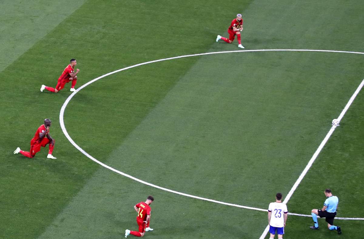 Vor dem Spiel setzen die belgischen Spieler ein Zeichen gegen Rassismus.