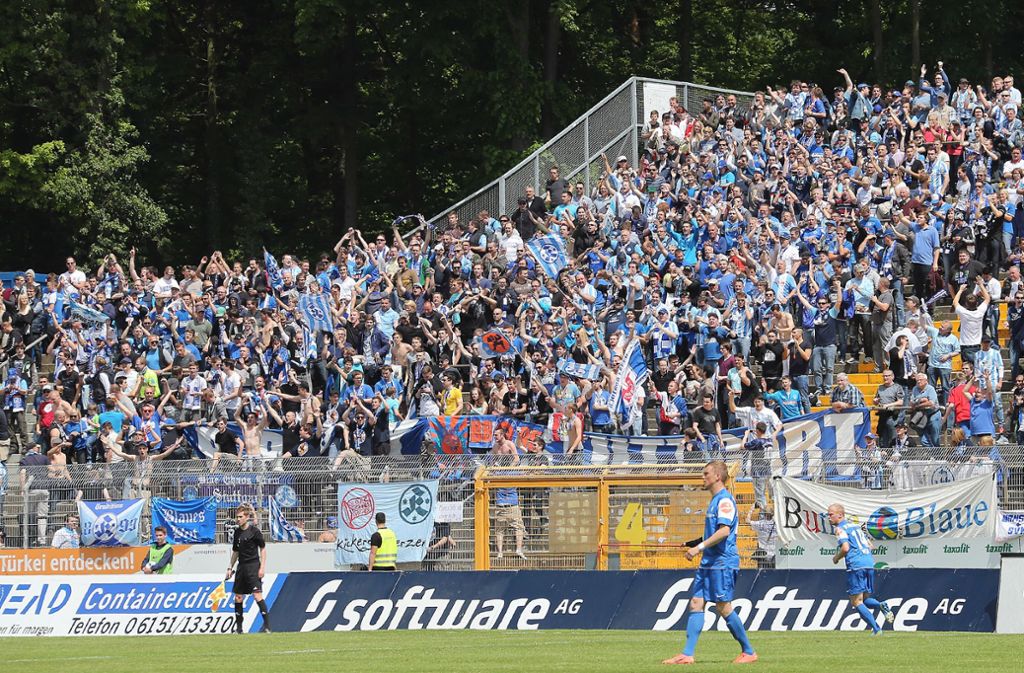 Die blaue Wand am Darmstadter Böllenfalltor: Die Kickers-Fans unterstützten ihre Mannschaft beim Abstiegsfinale 2013 prächtig.