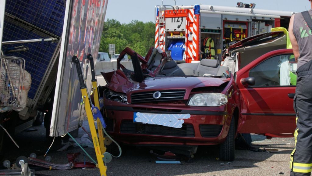 Zwischen Ehningen und Böblingen-Hulb: Unfall auf der A81 – drei Menschen lebensgefährlich verletzt