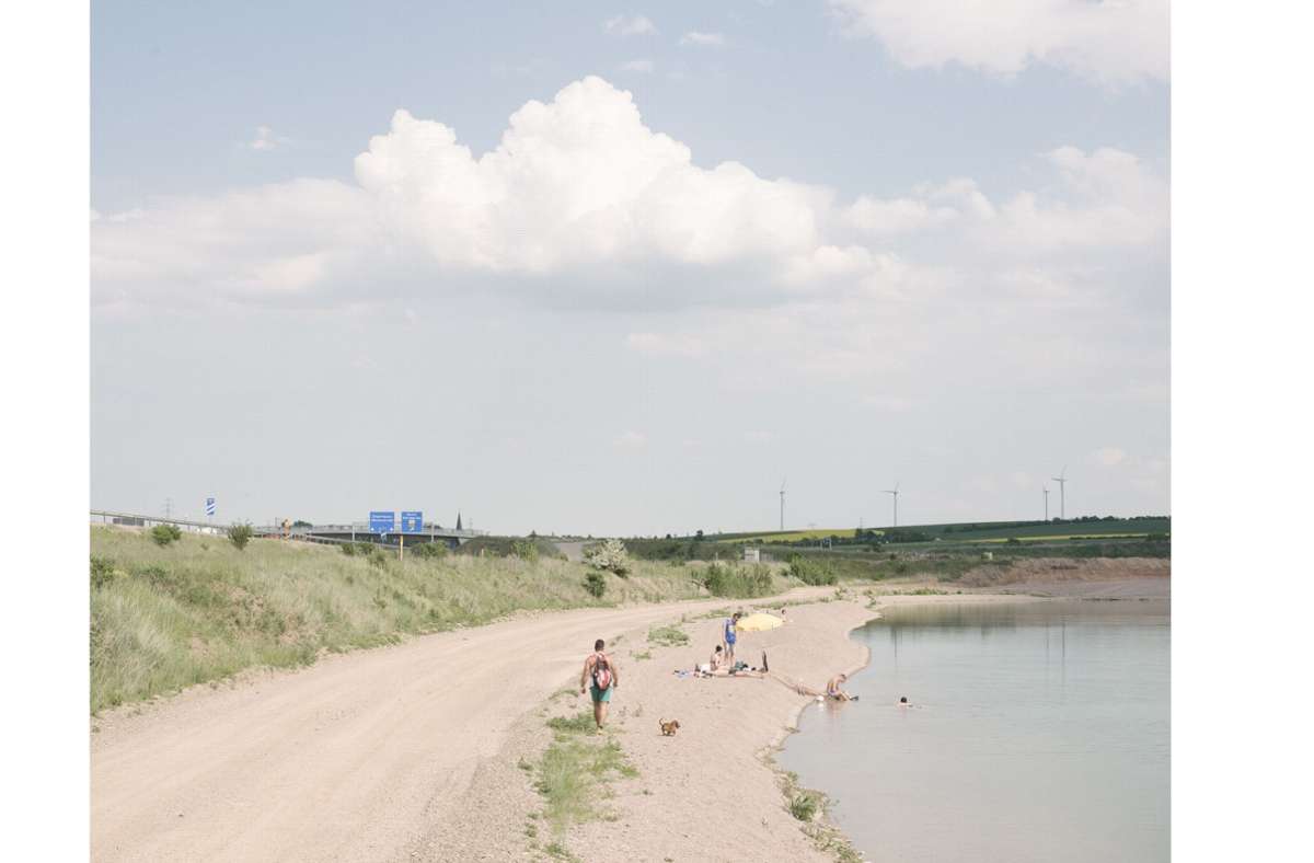 Sommer am Wasser – mit Autobahn im Hintergrund.