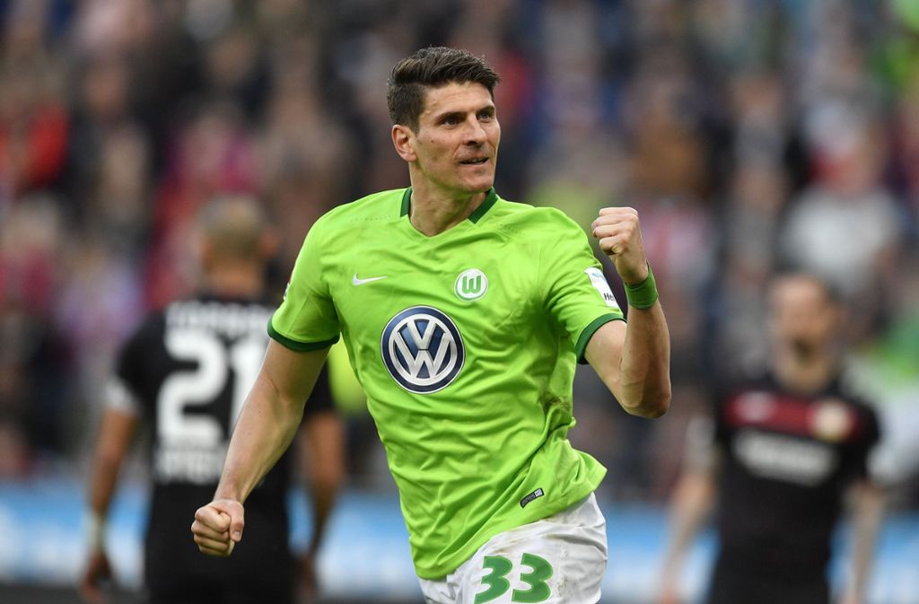 Aus politischen und sportlichen Gründen verlässt Mario Gomez die Türkei und heuert beim VFL Wolfsburg an. Sogar Kapitän wird er bei den Niedersachsen.