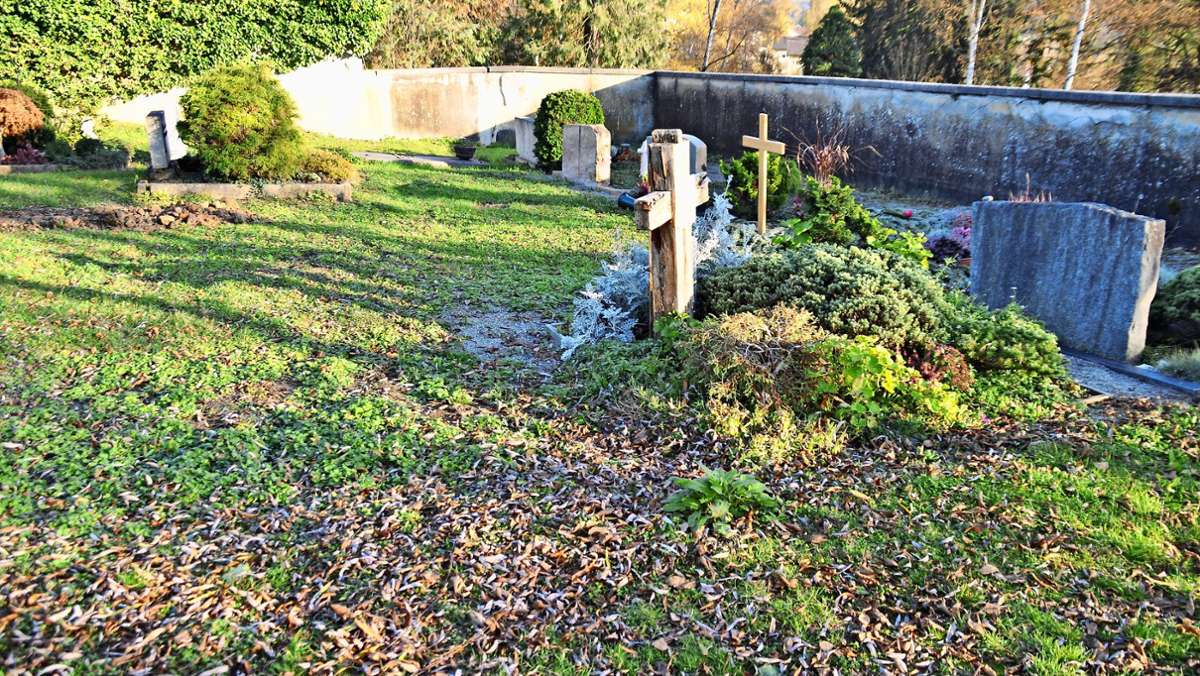 Gang über den Plochinger Stadtfriedhof: Mit Gummistiefeln zur Grabpflege