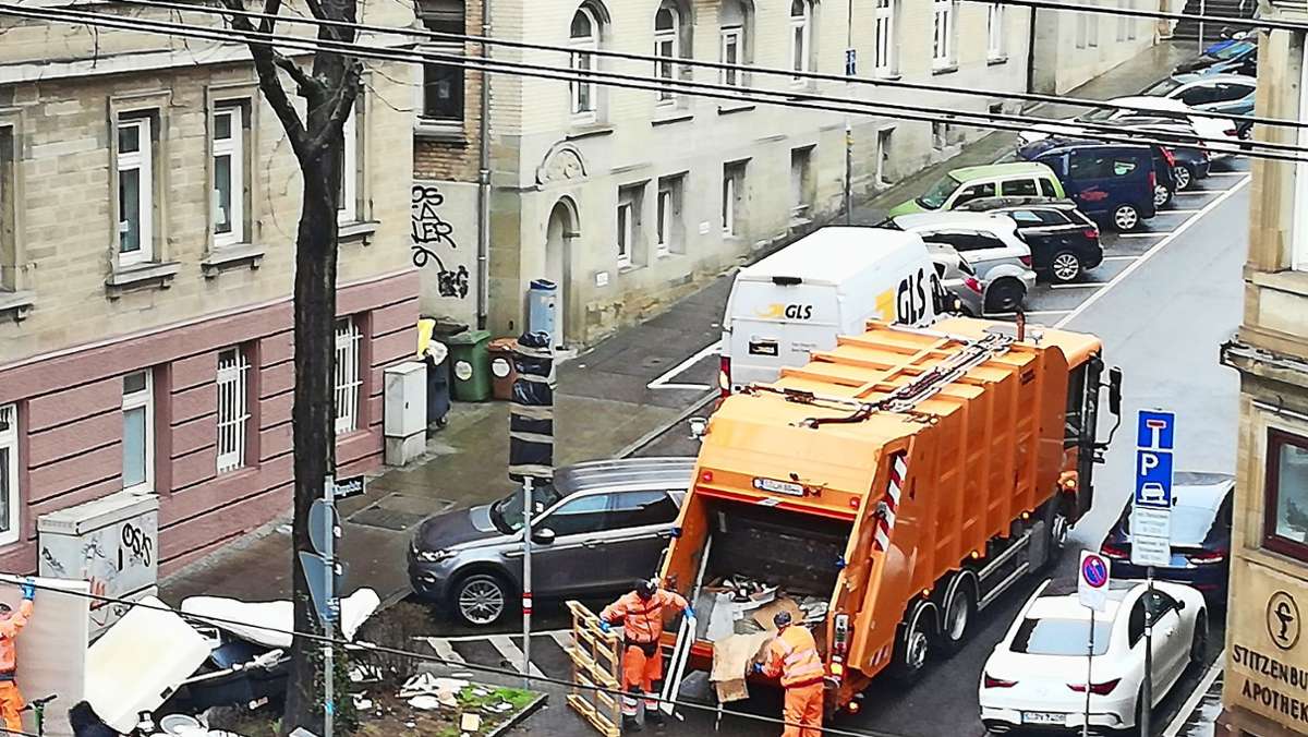  Mitarbeiter des städtischen Eigenbetriebs Abfallwirtschaft (AWS) entfernen einen illegalen Berg an Sperrmüll an der Ecke Hohenheimer- und Nagelstraße. 