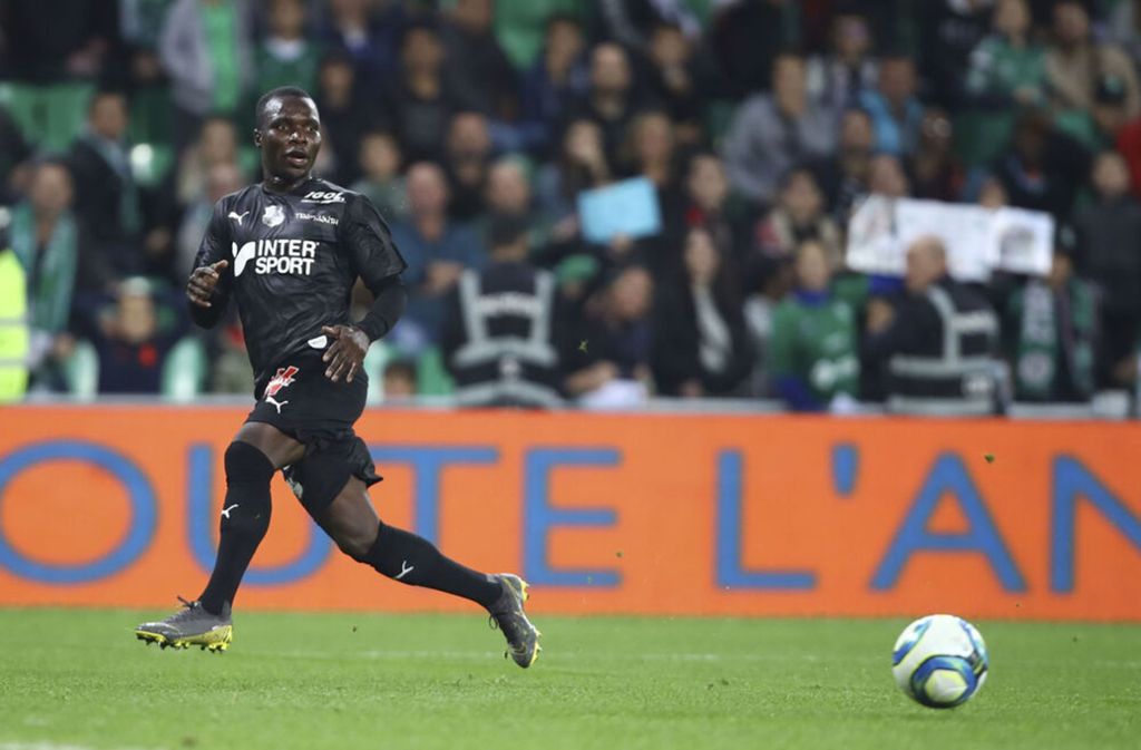 Zwei Tore und eine Vorlage stehen für Chadrac Akolo im Dress des französischen Erstligisten SC Amiens bisher zu Buche. Amiens ist derzeit Tabellen-15. der Ligue 1. Bisher ist Akolo lediglich ausgeliehen. Doch es ist bereits fix vereinbart, dass der Kongolese im nächsten Sommer für eine Ablöse von 3,5 Millionen Euro nach Amiens wechselt.