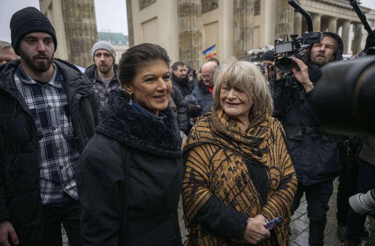 Sahra Wagenknecht (links) und Alice Schwarzer hatten zu einer Demonstration in Berlin aufgerufen. Foto: dpa/Christophe Gateau
