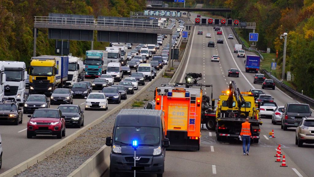 A8 Kreuz Stuttgart: Anhänger überschlägt sich und blockiert den Verkehr