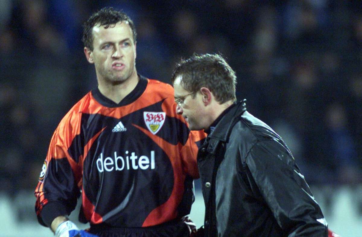 Noch im Laufe der Saison 1999/2000 wird Wohlfahrt unter Trainer Ralf Rangnick (rechts) von Nachwuchsmann Timo Hildebrand verdrängt. Wohlfahrt geht am Saisonende zurück nach Österreich, Hildebrand prägt die nächste Ära im VfB-Tor.