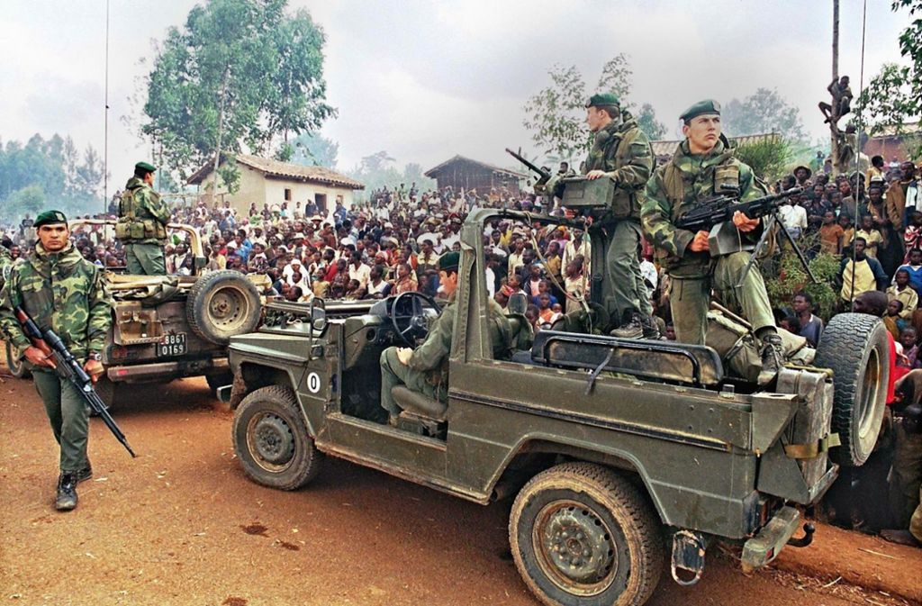 Französische Soldaten 1994 in einem ruandischen Flüchtlingslager – bei den Massakern schritten sie nicht ein. Foto: epa