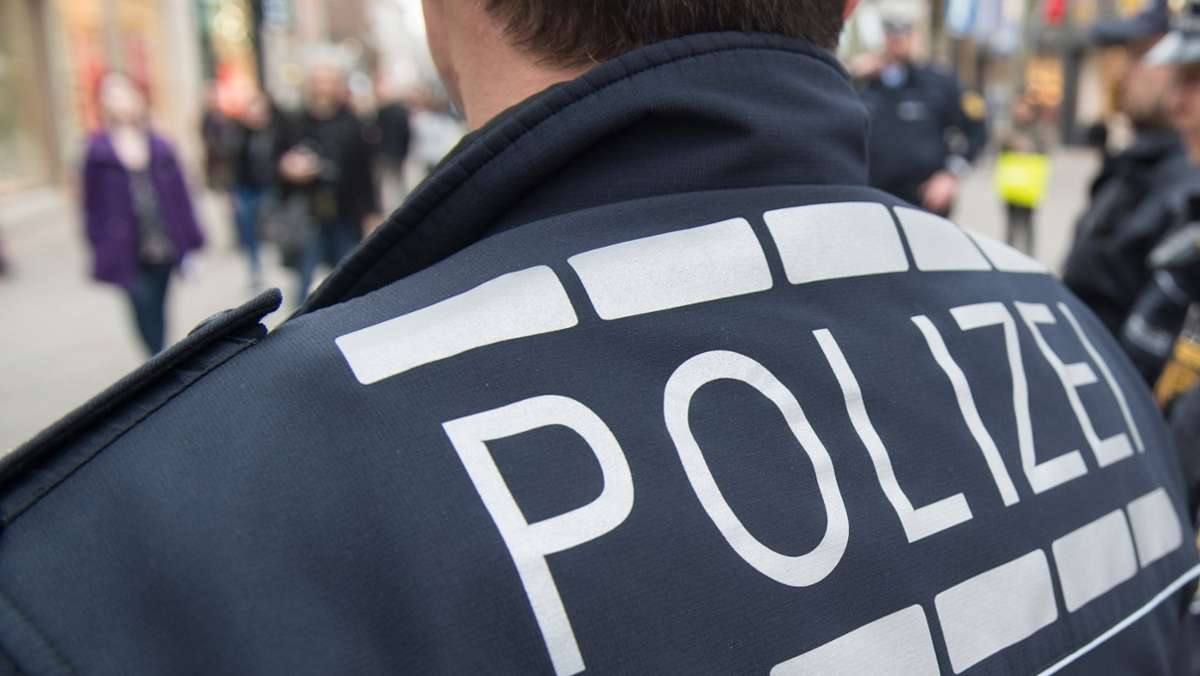  Unbekannte haben an der Friedrich-Schiller-Schule und der Wand der angrenzenden Sporthalle in Renningen Graffitis gesprüht. Die Polizei Leonberg sucht nach Zeugen. 