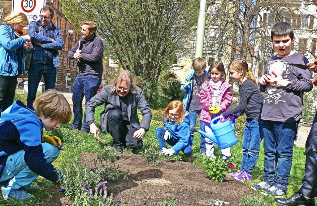 Die Kinder haben mit Bürgermeister Peter Pätzold (Mitte) gepflanzt Foto: Petra Mostbacher-Dix