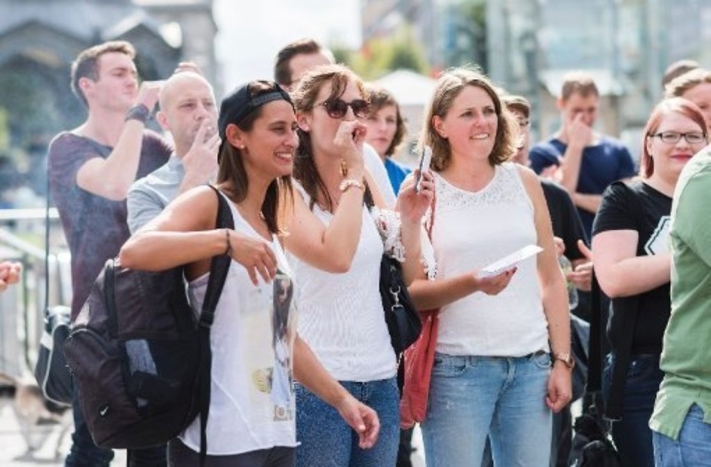 Bei bestem Sommerwetter singen am 12. September zahlreiche junge Stuttgarter auf dem Schlossplatz den Ärzte-Song „Schrei nach Liebe“. Mit dem Flashmob wollen sie gegen Rechtsextremismus und Fremdenfeindlichkeit demonstrieren.